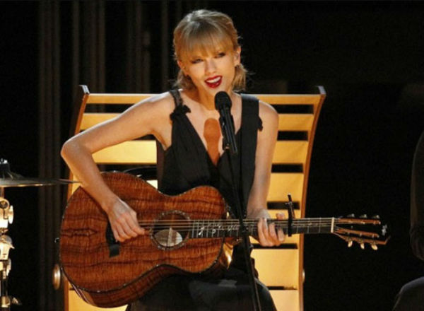 Taylor Swift biểu diễn tại CMA Awards 2013. 

